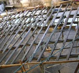Montados sobre escoras e torres de carga, Cibramentos são indicados para lajes com muitos recortes e arremates 
